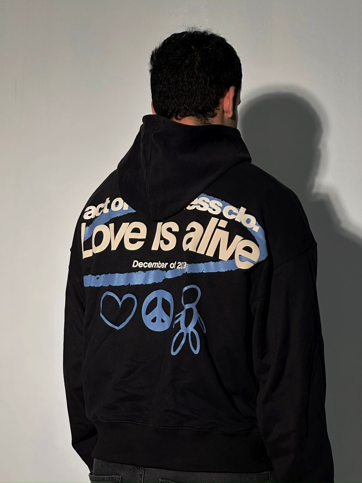 "LOVE IS ALIVE" OVERSIZED HOODIE BLACK (UNISEX)